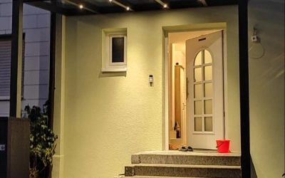 Glasvordach mit Edelstahlhalterungen
