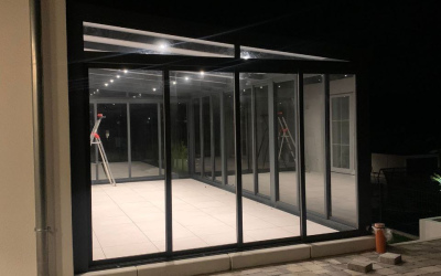 Wintergarten mit Sitzbereich im Freien